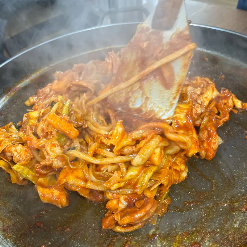 지글지글 익어가는 닭갈비