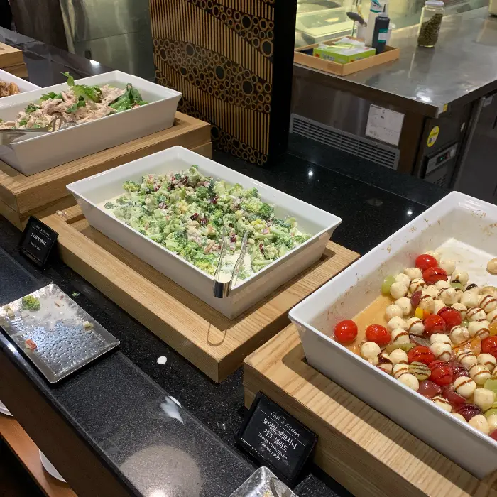 각종 샐러드와 신선한 채소가 준비된 모습