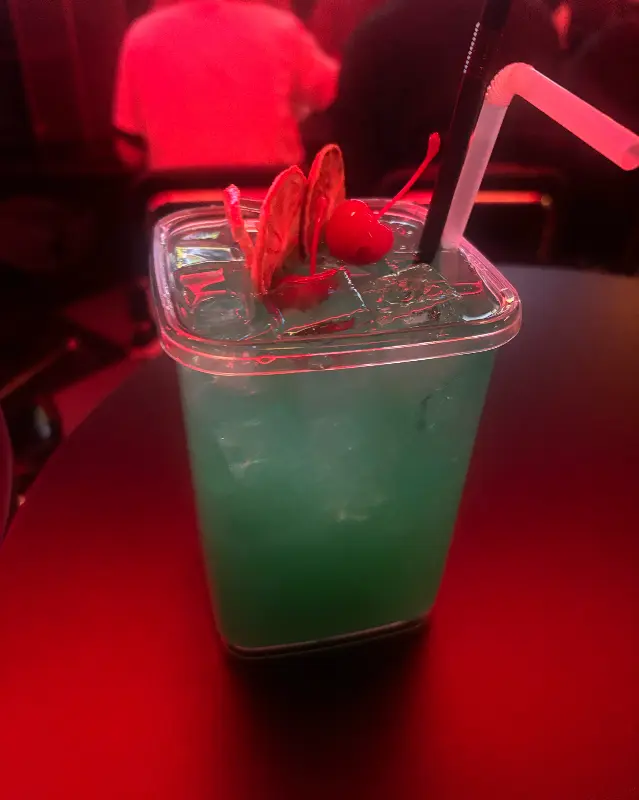 스테이츠 칵테일: 화려한 장식이 눈길을 사로잡는다.