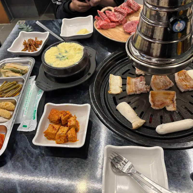 고기를 굽는 모습