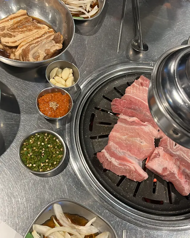 생갈비와 다양한 소스