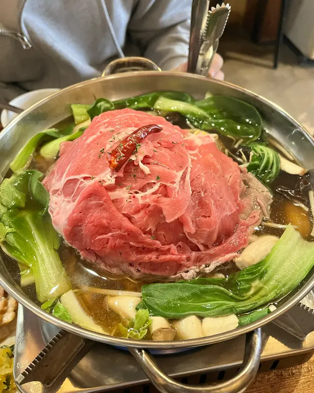 윤기가 흐르는 촉촉한 만두