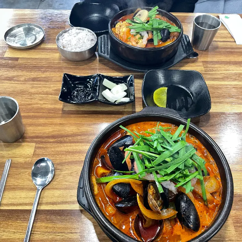 통문어 쟁반짜장과 뚝배기 짬뽕