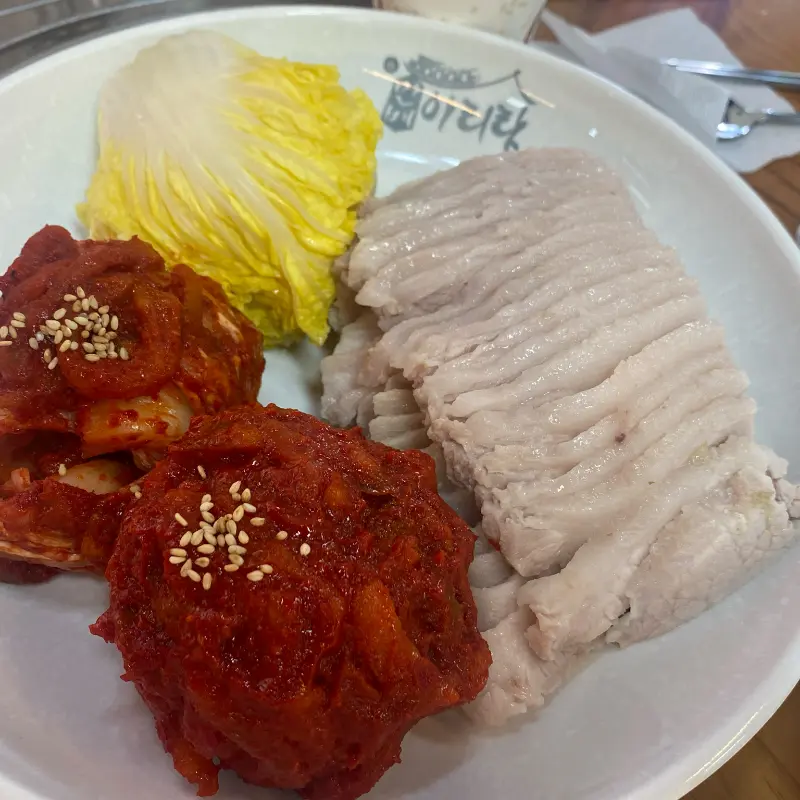 가브리살과 겉절이 김치, 배추가 조화롭게 담긴 모습