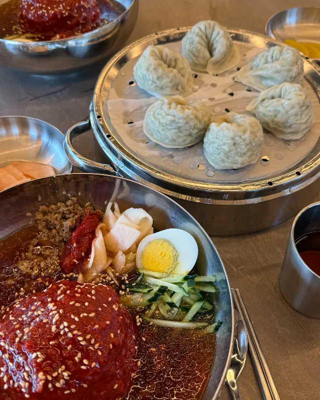 만두와 비빔밀면의 조화