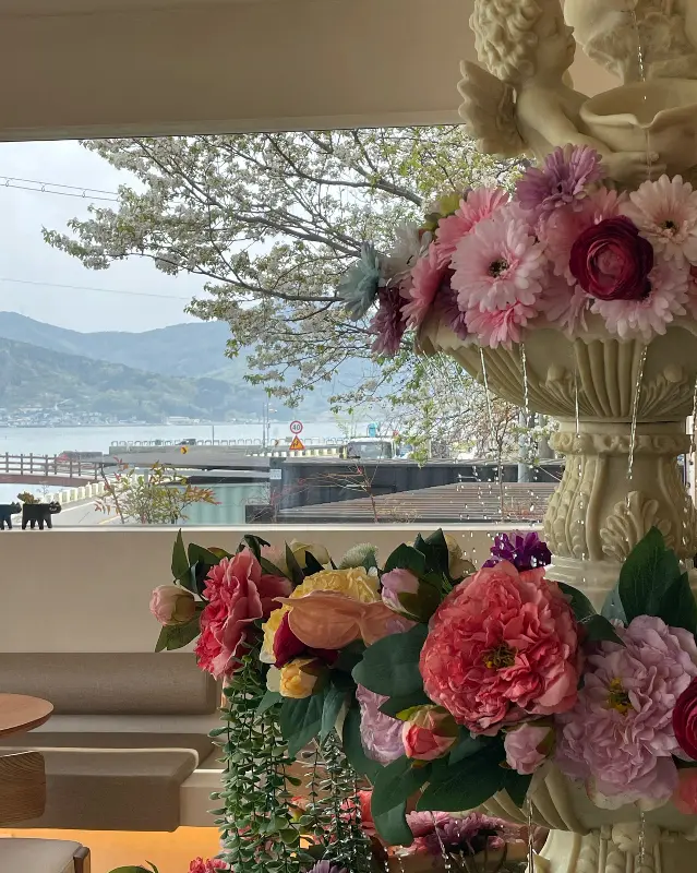 카페 외관을 장식하고 있는 벚꽃