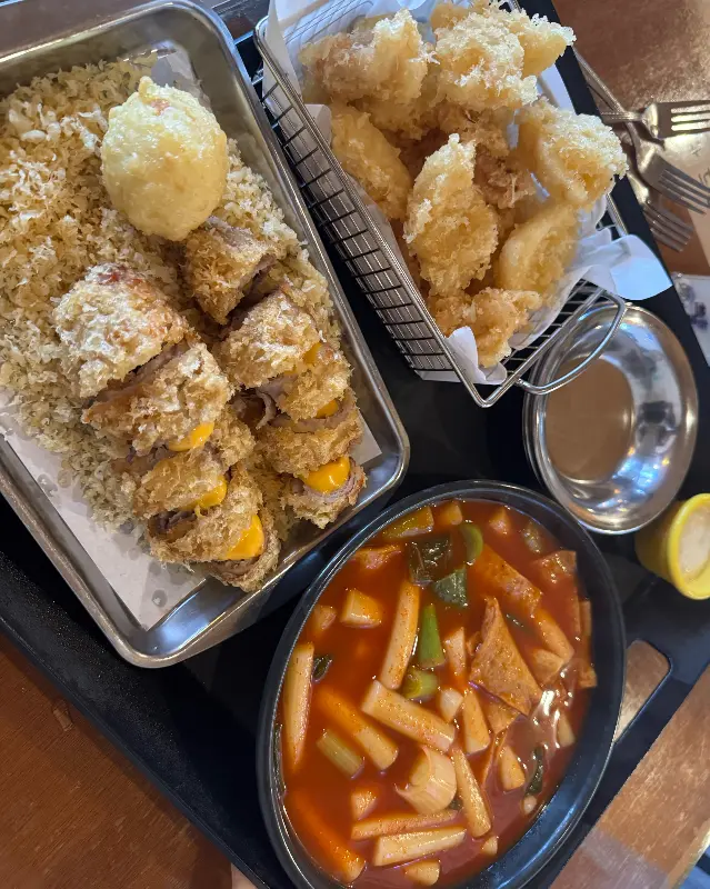 한상 가득 차려진 떡볶이와 튀김