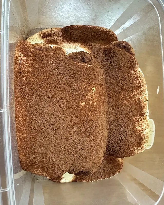 수제 티라미수의 촉촉한 비주얼