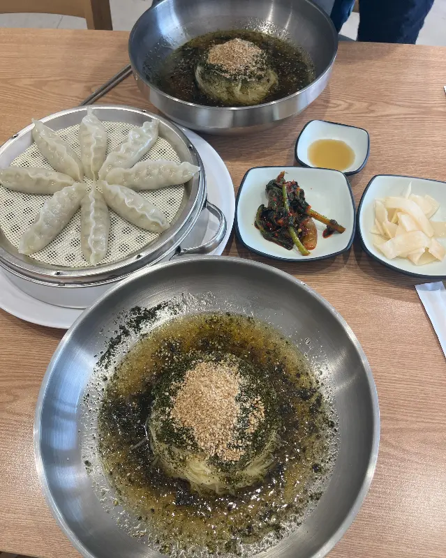 들기름 밀면과 만두 한상차림