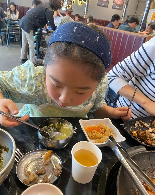 맛있게 식사하는 아이