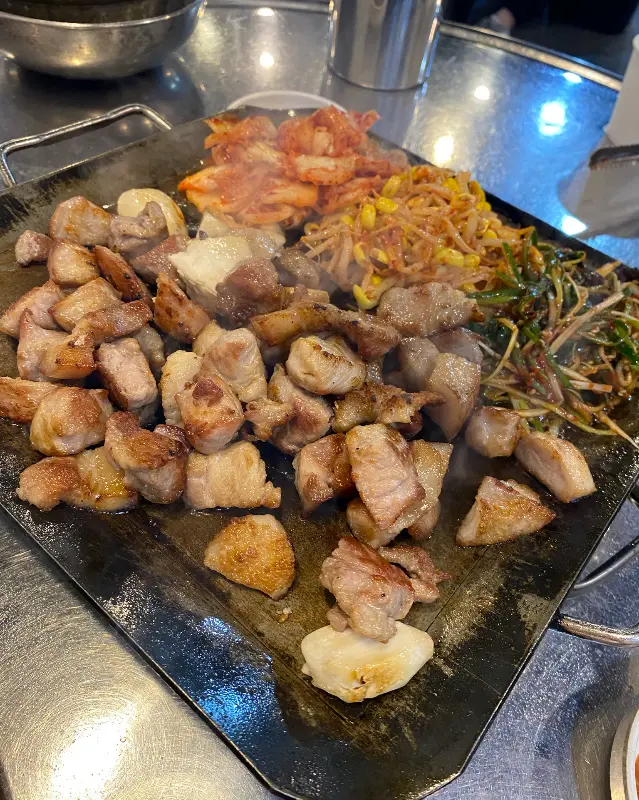 뒷고기와 김치, 콩나물을 함께 구워 먹으면 꿀맛