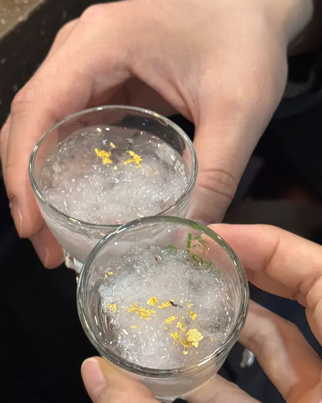 금가루가 뿌려진 술