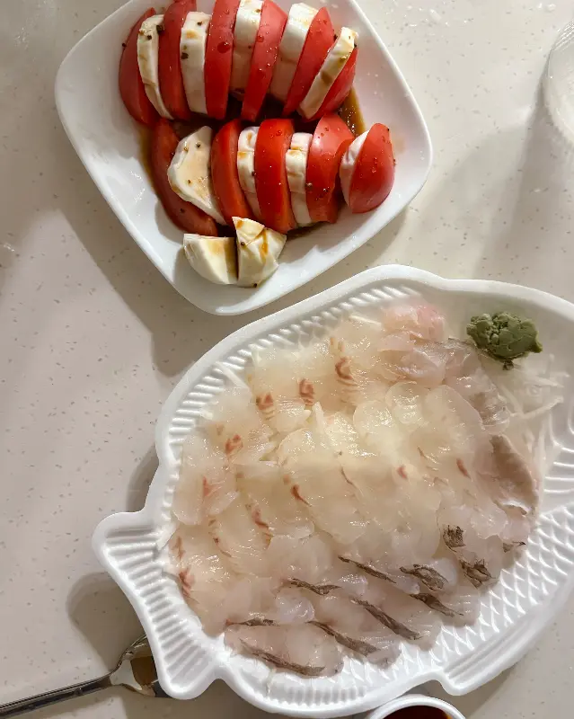 맛있는 회와 곁들임 음식