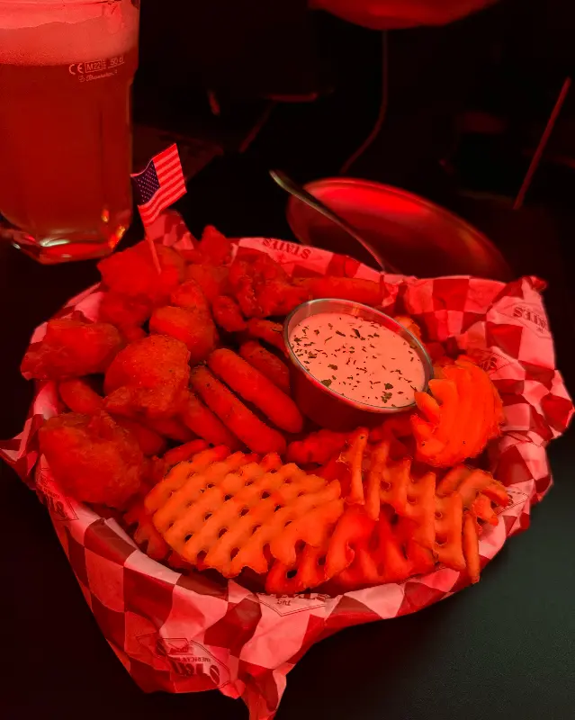 스테이츠 윙 플래터 상세: 다양한 튀김과 소스가 푸짐하게 제공된다.