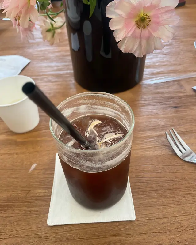 테이블 위의 음료와 꽃병