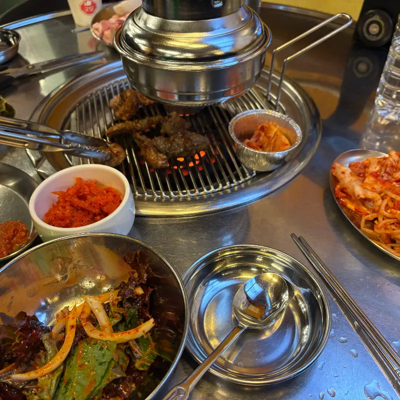 연탄불 위에서 맛있게 익어가는 고기