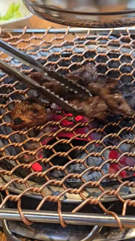 불판 위에서 따뜻하게 끓고 있는 된장찌개