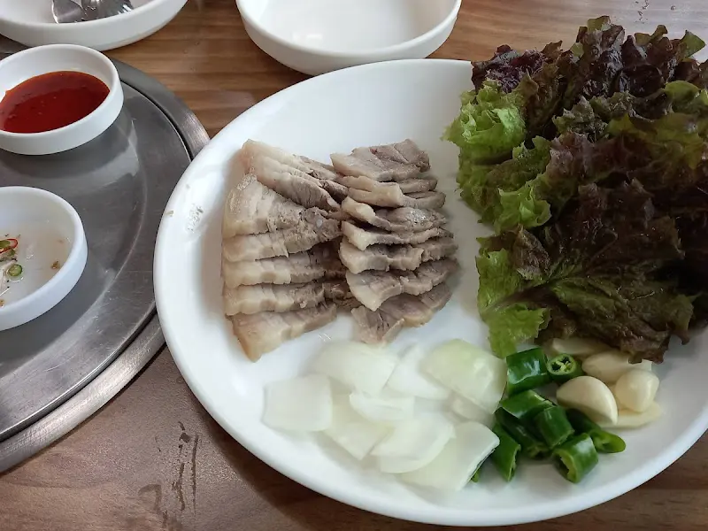 가지런히 놓인 수육 한 접시