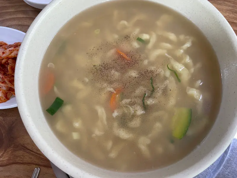 푸짐한 양의 수제비 한 그릇