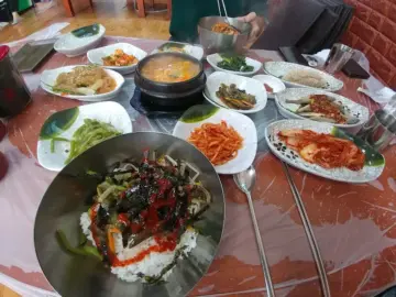 여수 향토 음식의 정수! 8천 원 보리밥 정식으로 즐기는 풍성한 맛, 가성비 끝판왕 맛집