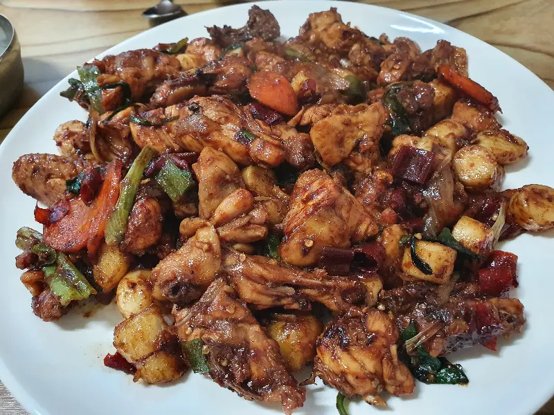 먹음직스러운 쪼림닭