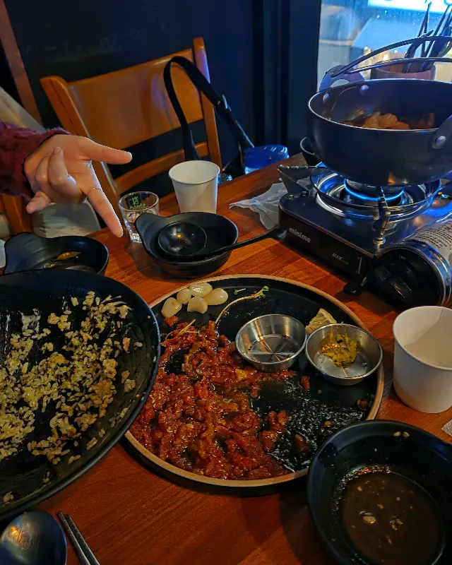 테이블 위에 놓인 육회, 김치우동, 술