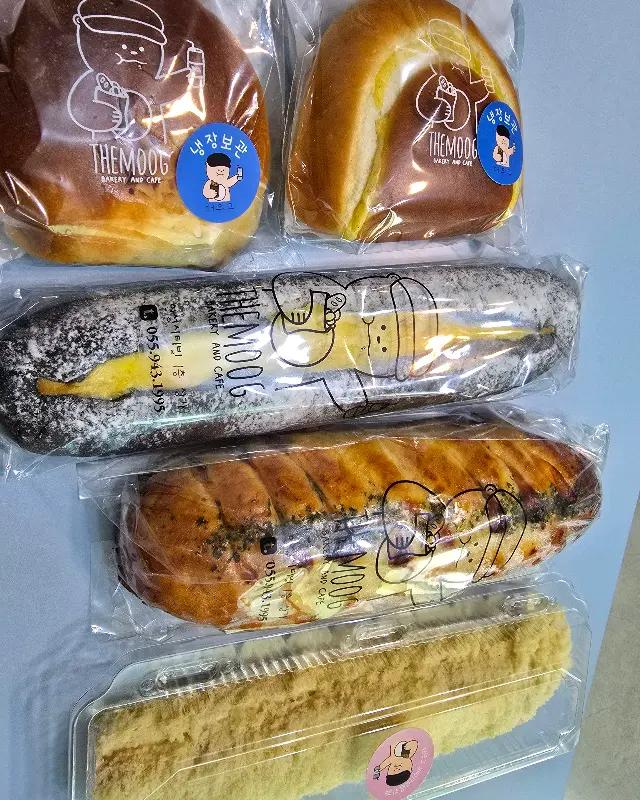 포장된 다양한 빵들