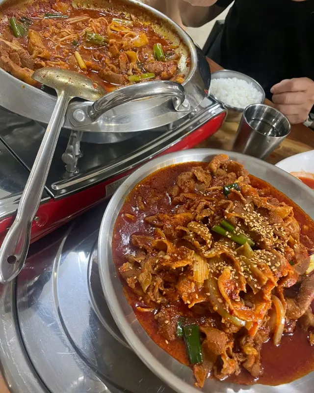 돼지찌개와 제육볶음 한 상 차림