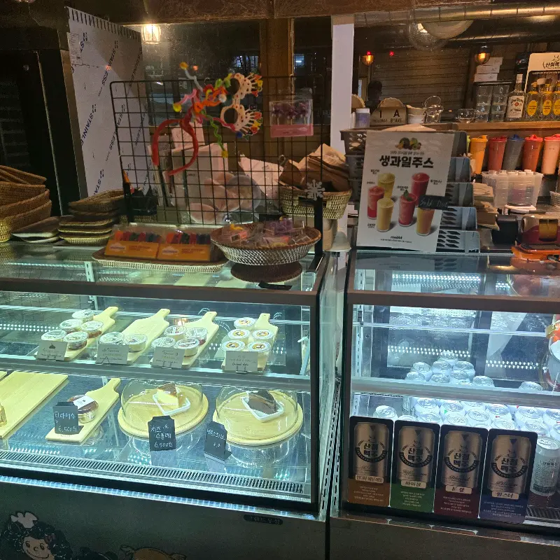 쇼케이스에 진열된 디저트