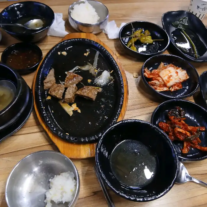다양한 반찬과 떡갈비