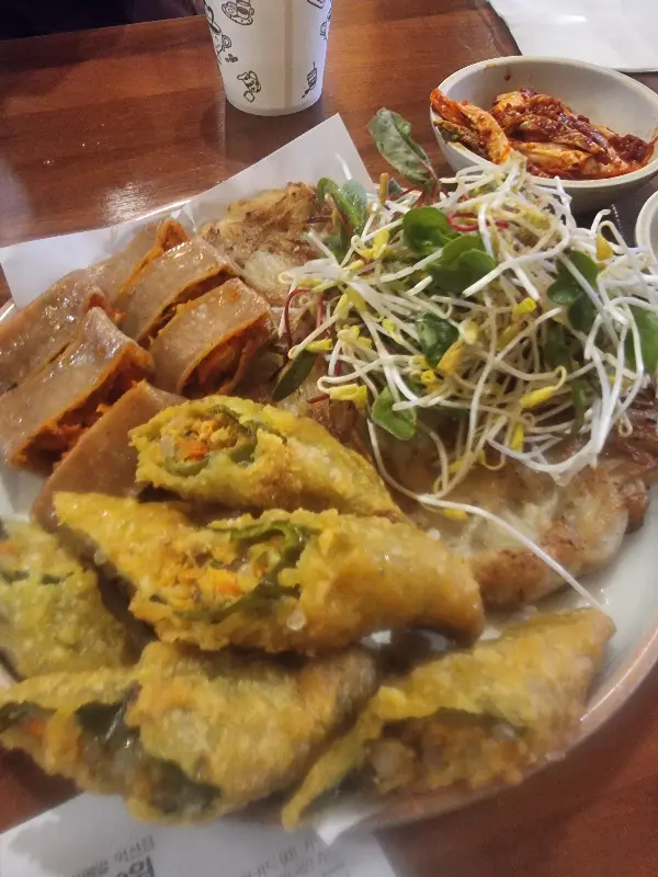 푸짐한 만두전골의 비주얼