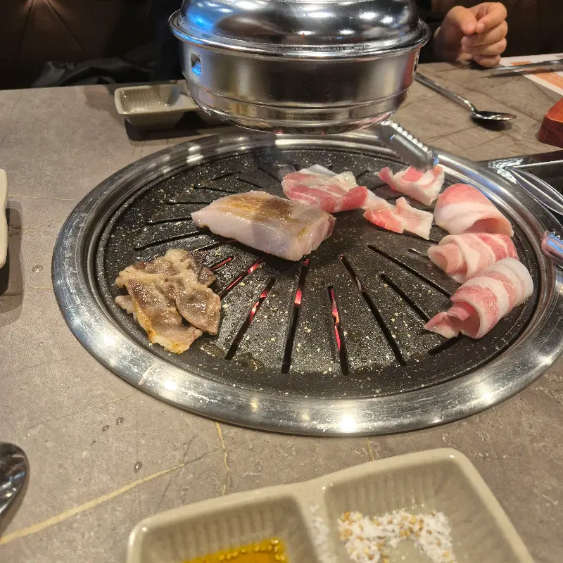 연기가 피어오르는 숯불 불판