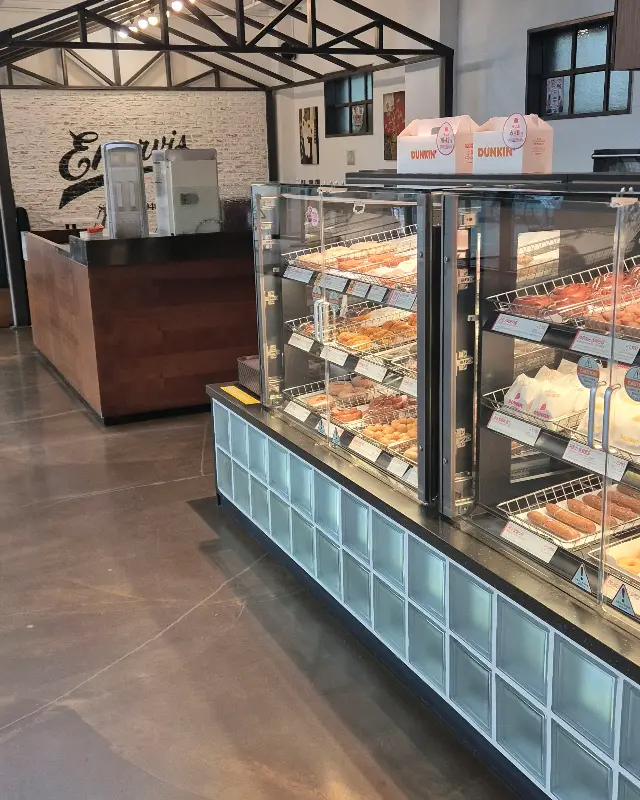 도넛 진열대와 카운터