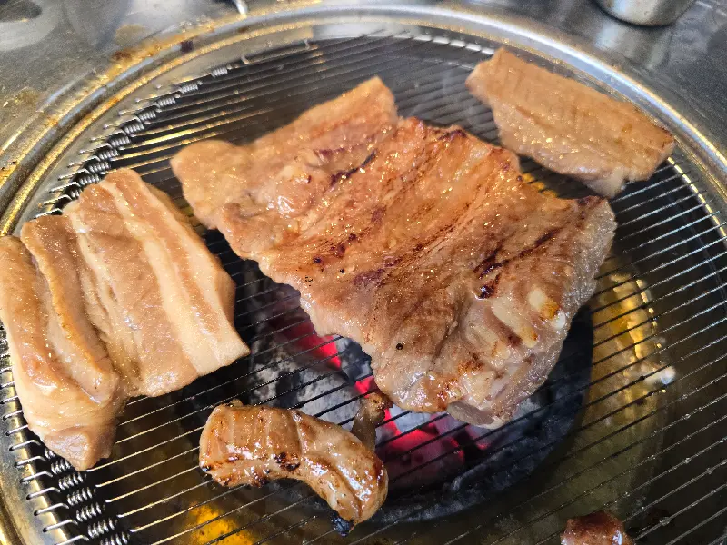 숯불 위에서 익어가는 돼지갈비