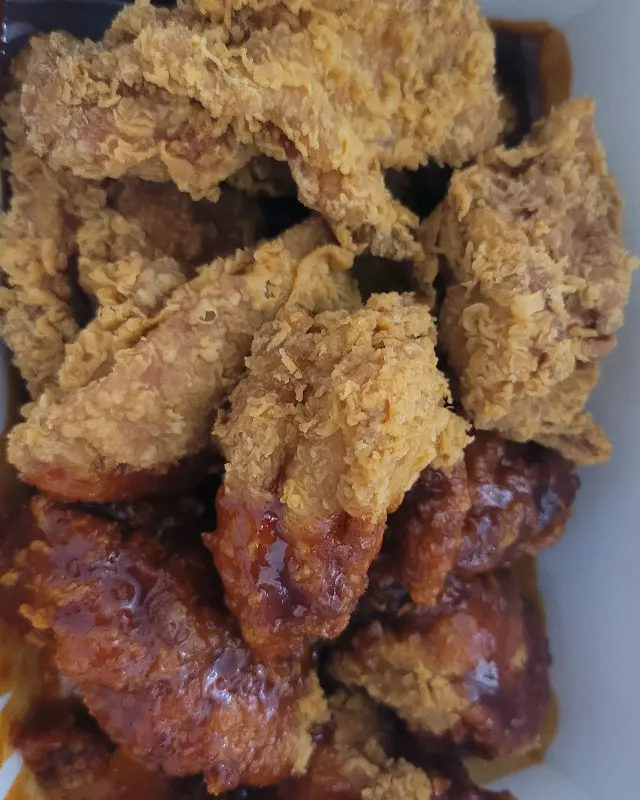 맘스터치 양념치킨 & 후라이드 반반