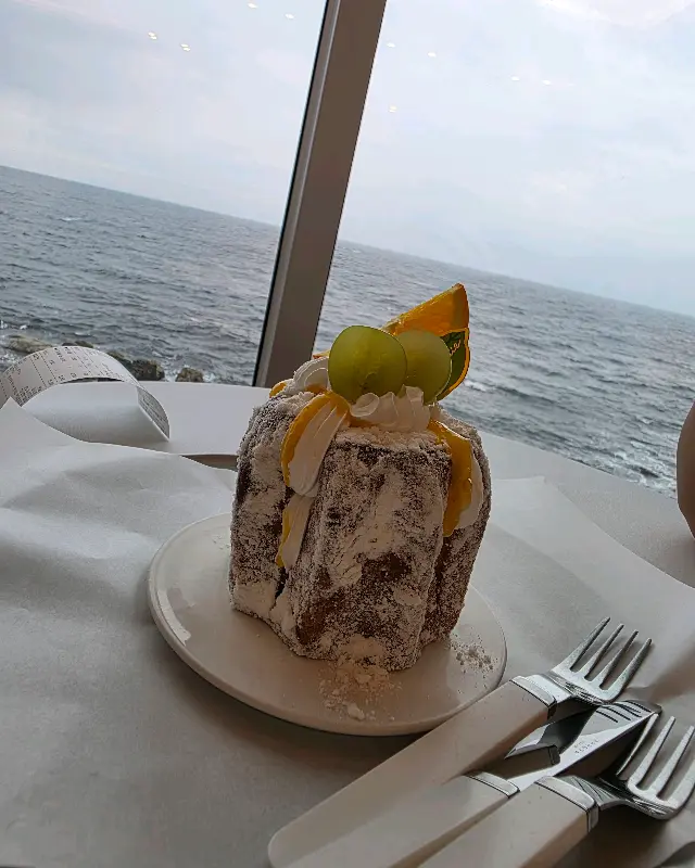 테이블에 놓인 디저트 케이크