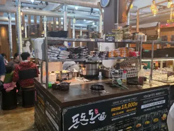 친구들아, 거제 아주동 가면 “돈돈돈” 여기 꼭 가봐! 진짜 맛있는 무한리필 맛집 인정!