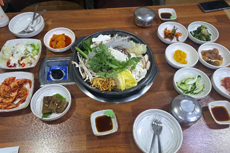 다양한 밑반찬과 함께 제공되는 버섯불고기전골