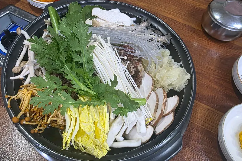 푸짐하게 담긴 버섯이 인상적인 버섯불고기전골