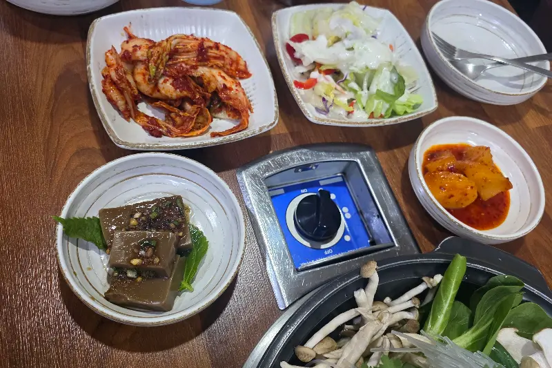 버섯전골과 함께 제공되는 정갈한 밑반찬