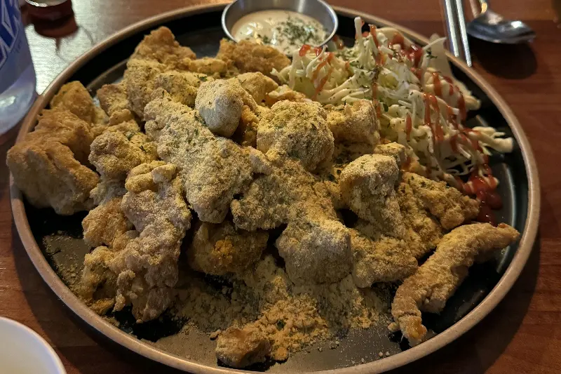 앙증맞은 고양이 모양 밥이 올라간 육회