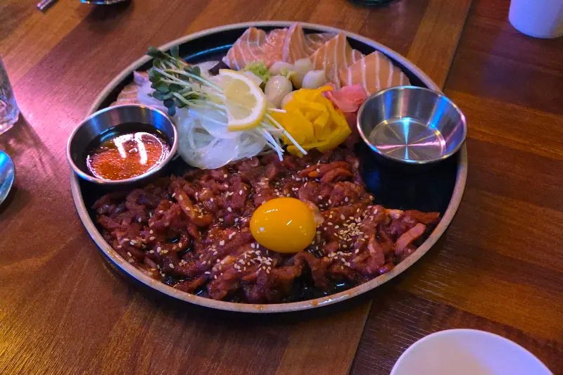 육회와 연어 한 상