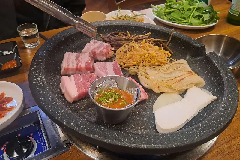 불판 위에서 익어가는 오겹살