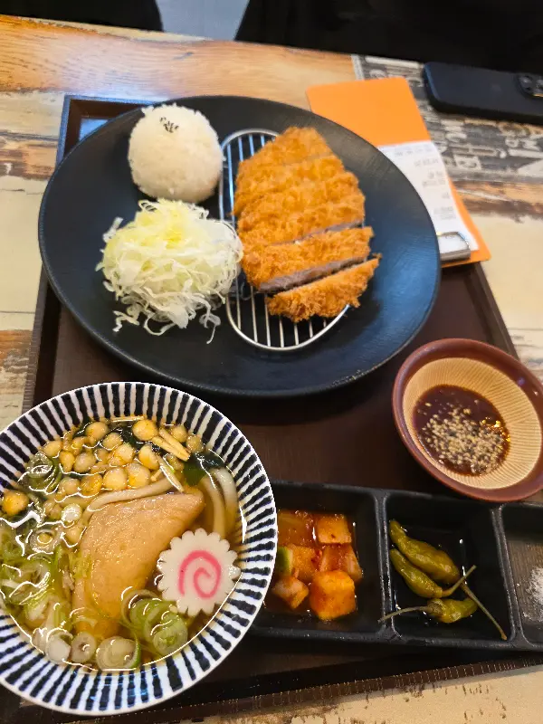 깔끔하게 차려진 돈까스 정식