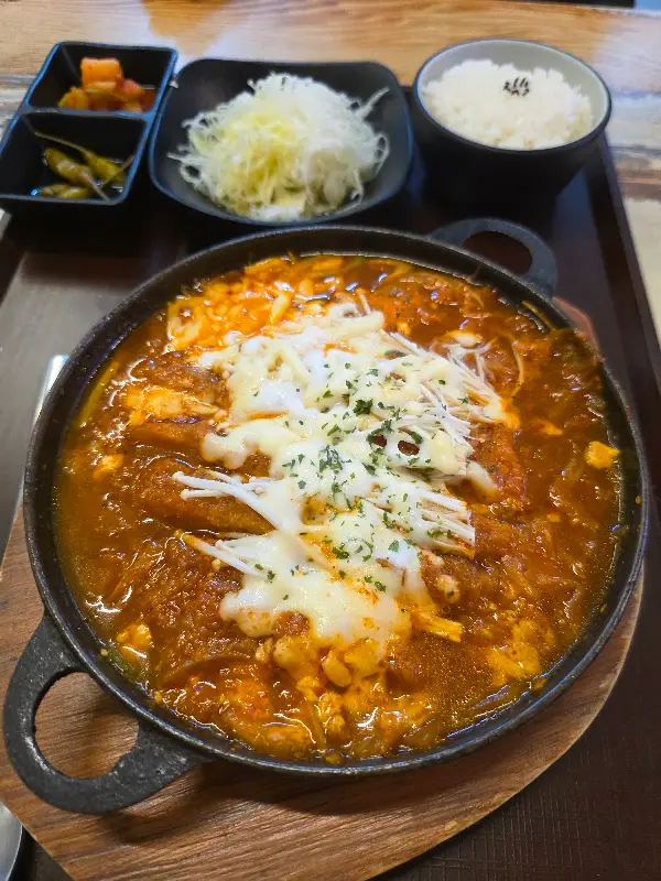 치즈가 듬뿍 올려진 돈까스 나베
