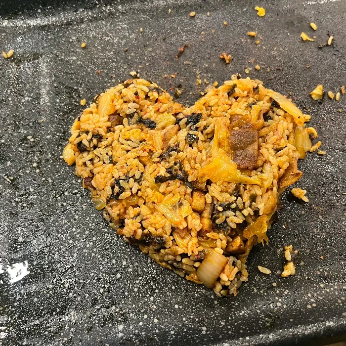 하트 모양으로 만들어진 볶음밥