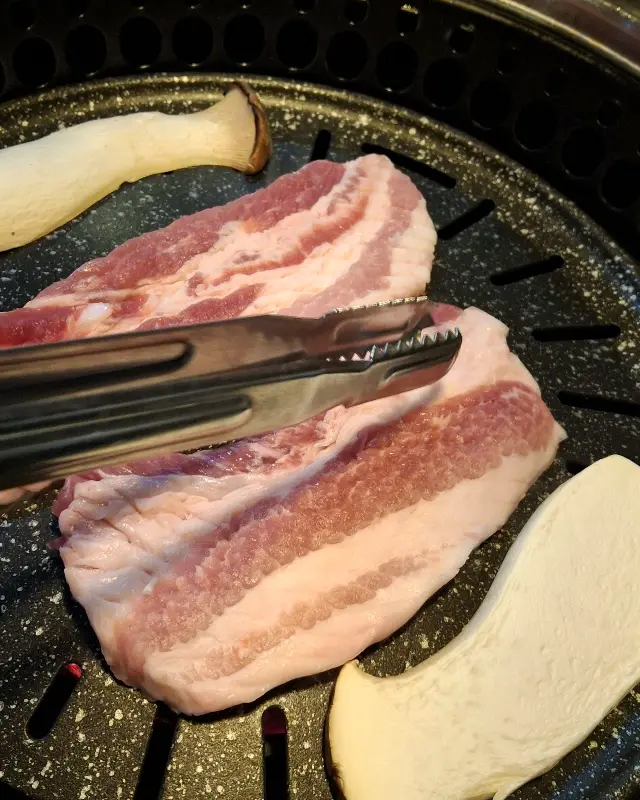 맛골 불판 위에서 맛있게 익어가는 삼겹살
