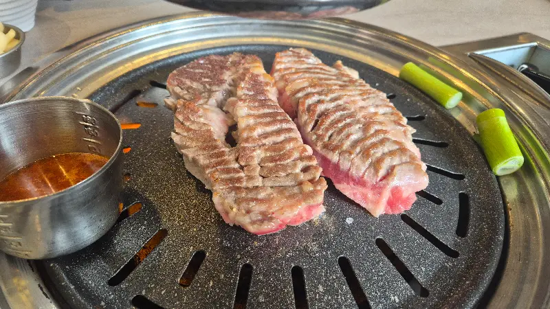 불판 위의 꽃목살