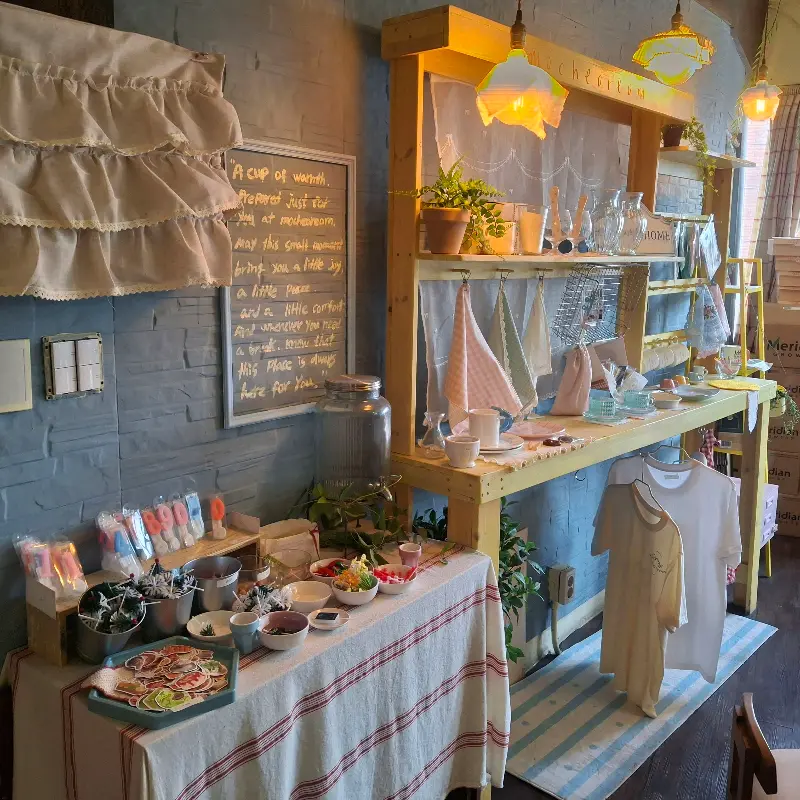 아기자기한 소품으로 꾸며진 내부