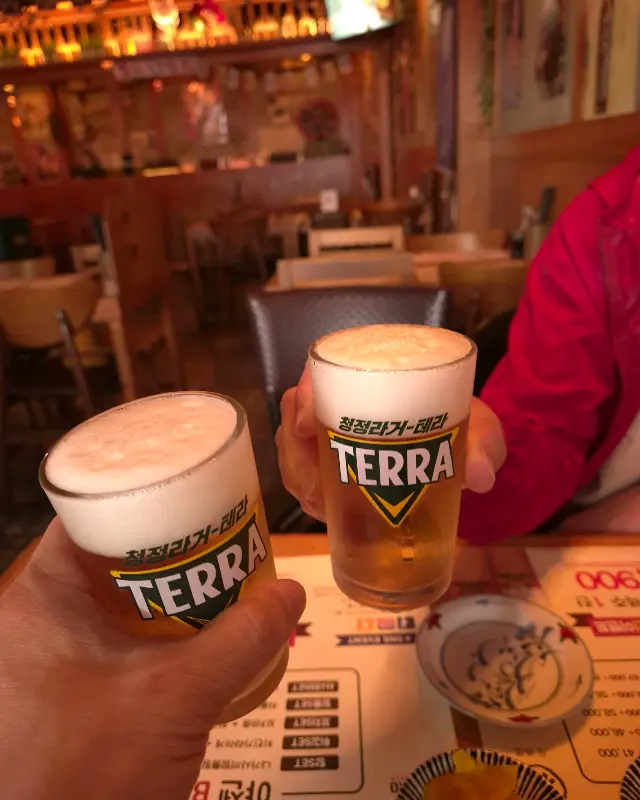 맥주잔을 들고 건배하는 모습